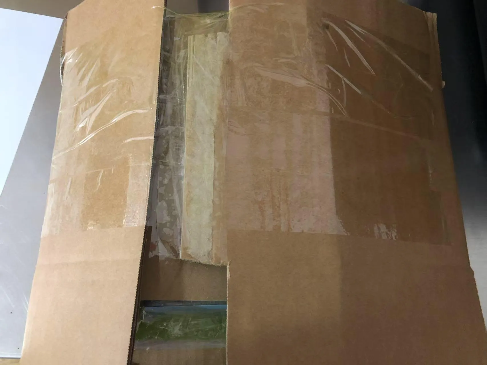 Dul chun cinn maidir le leabhair ghreamáin iniompartha leanaí a sheoladh go Uganda