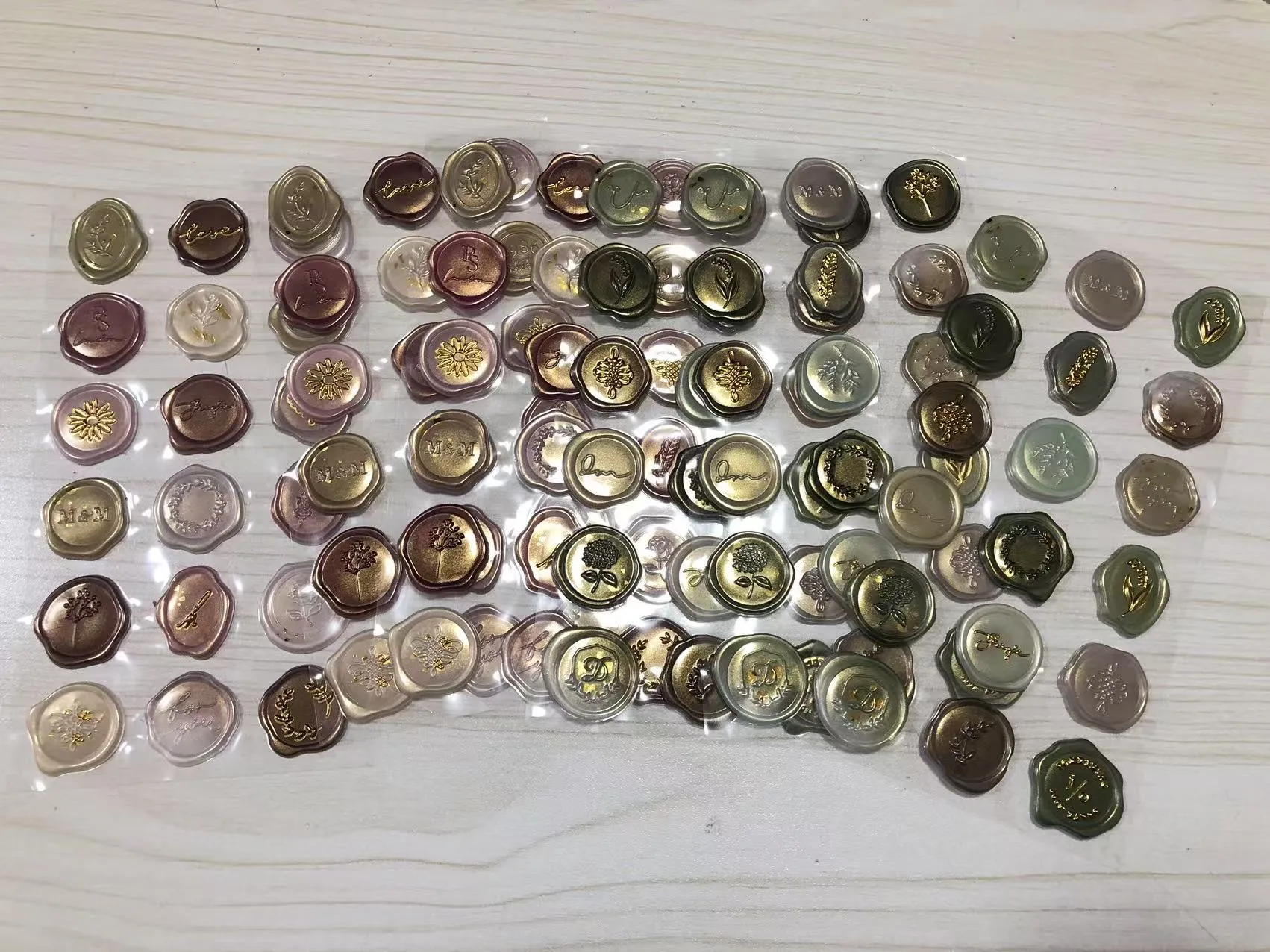 Tá na greamáin róin céir seolta