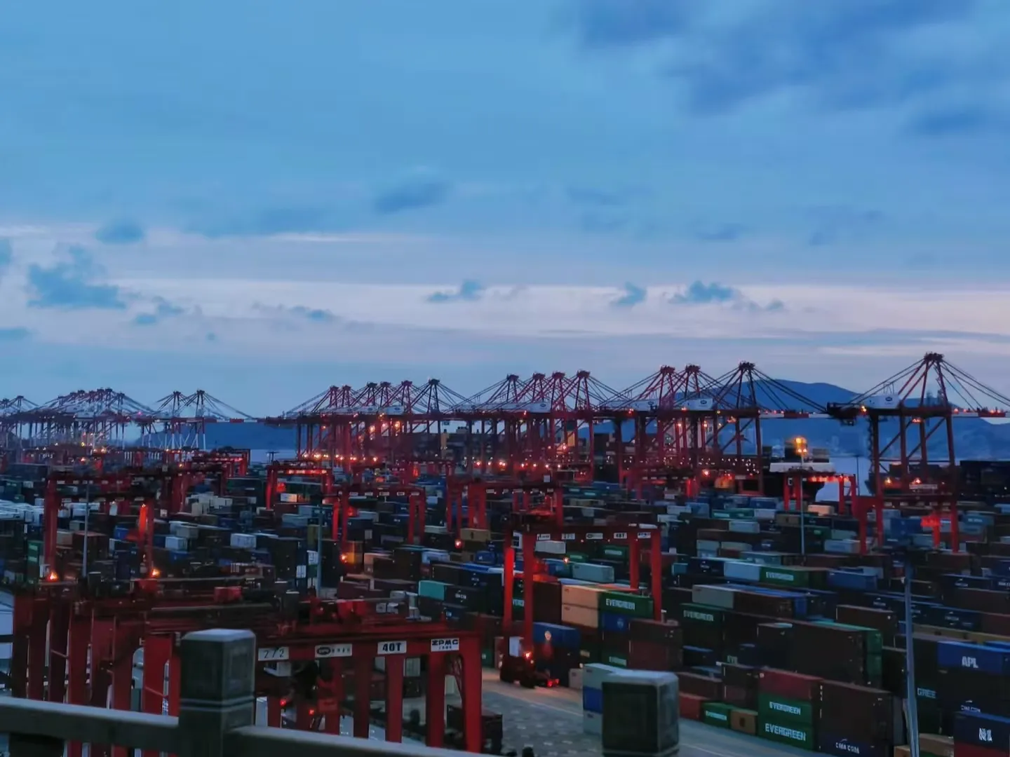 Shroich luach iomlán thrádáil allmhairithe agus onnmhairithe na Síne 41.21 trilliún yuan.