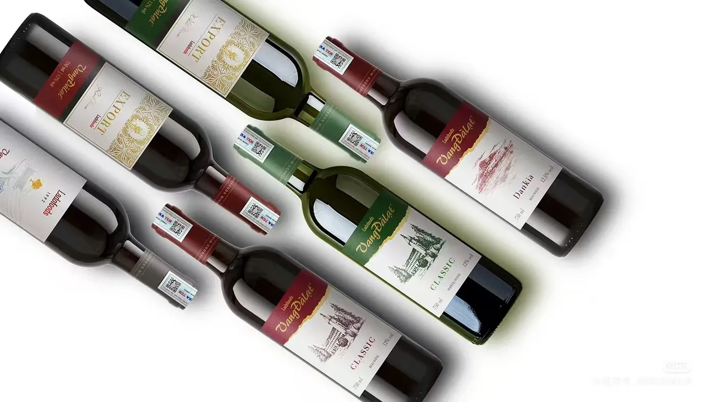 Cad iad na teicníochtaí a úsáidtear go coitianta le haghaidh lipéid fíona?