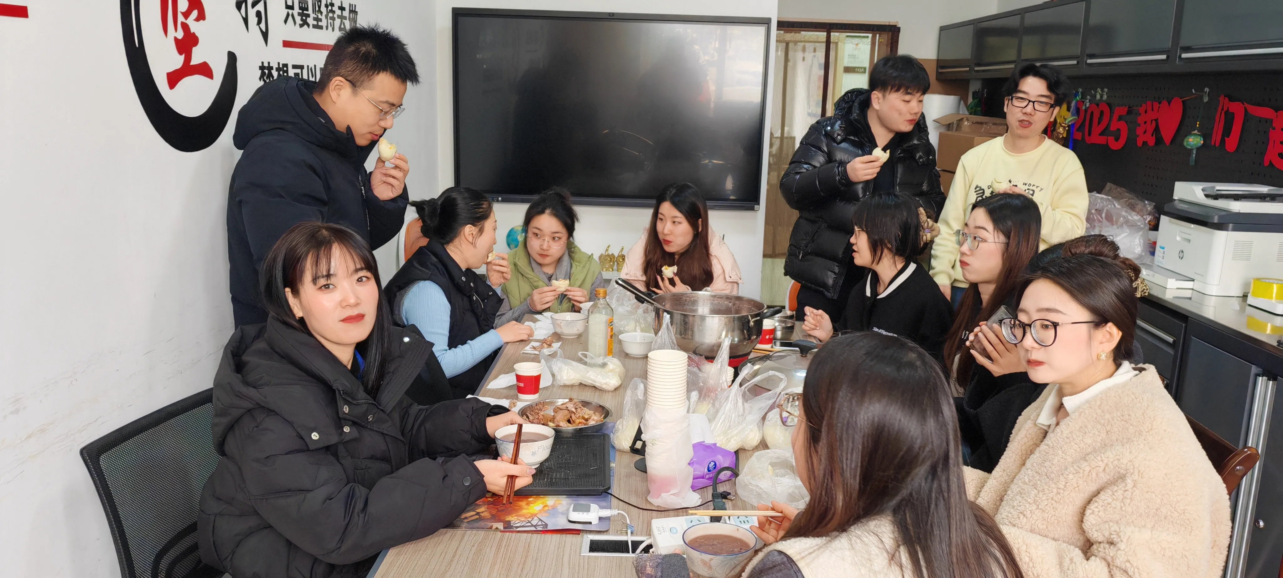 Blas ar an Traidisiún agus Mianta Te ag JOJO Pack