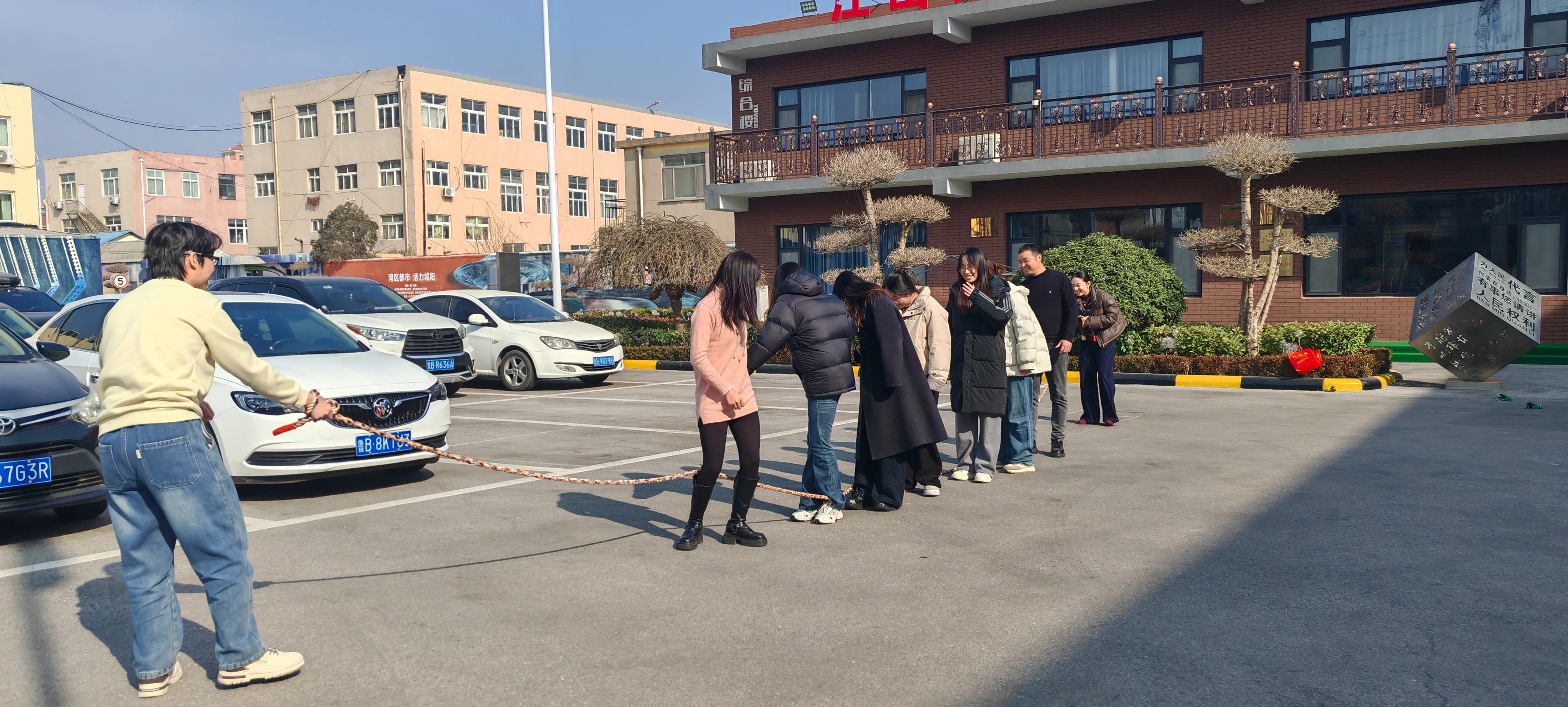 Ardaíonn Team Spirit ag JOJO Pack